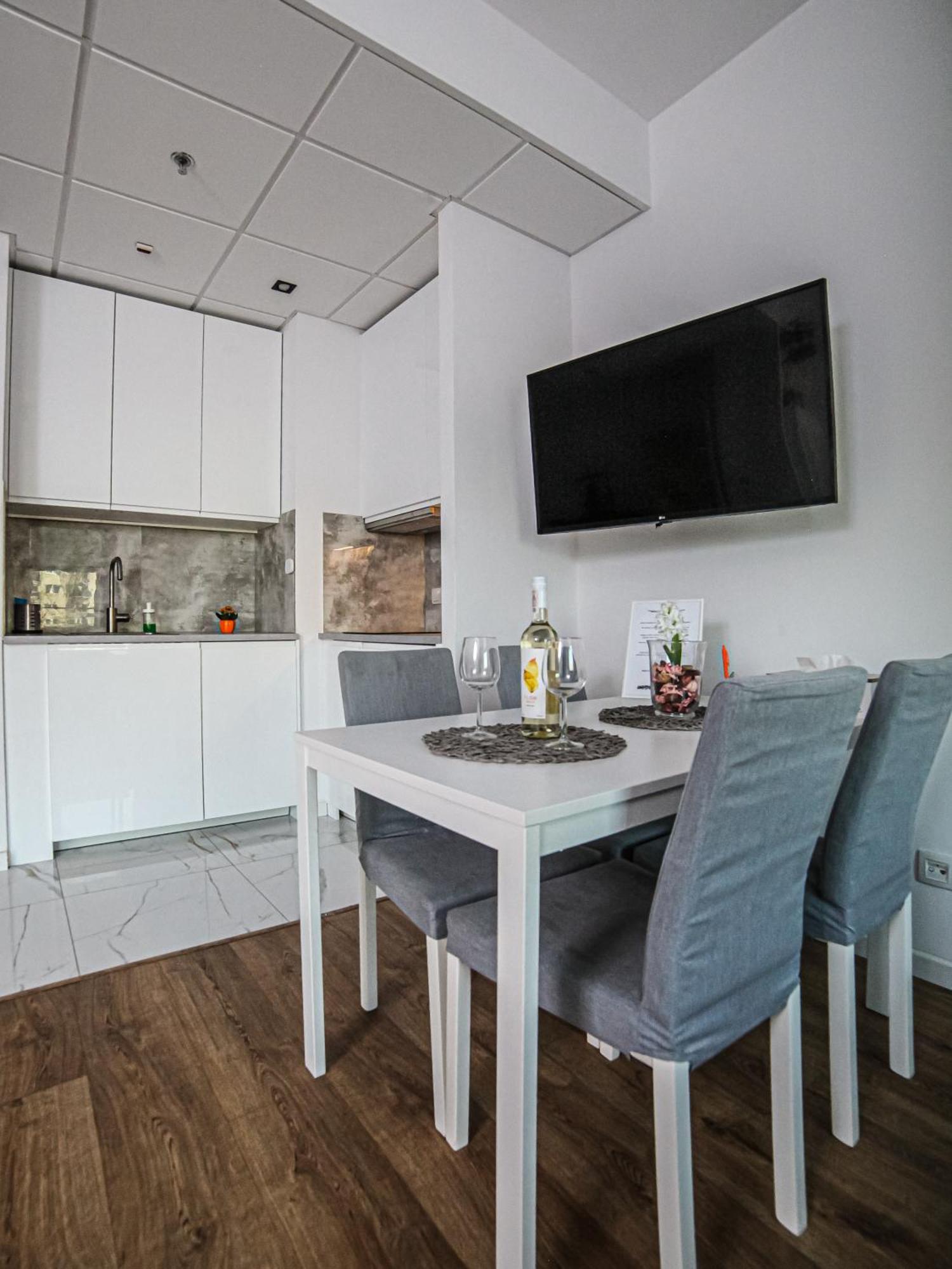 Big City Life Apartments - Bliska Wola Tower A Varsovia Exterior foto